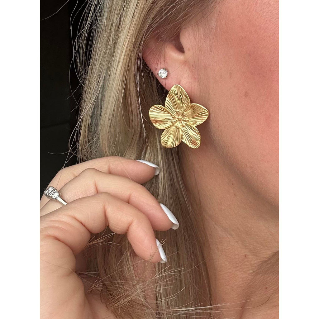 CHANSUTTPEARLS Flower Stud Earrings - The Virginia/Gold